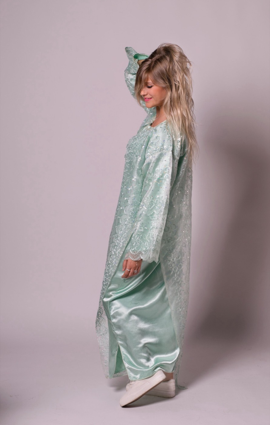 Caftan moderne en satin vert d'eau