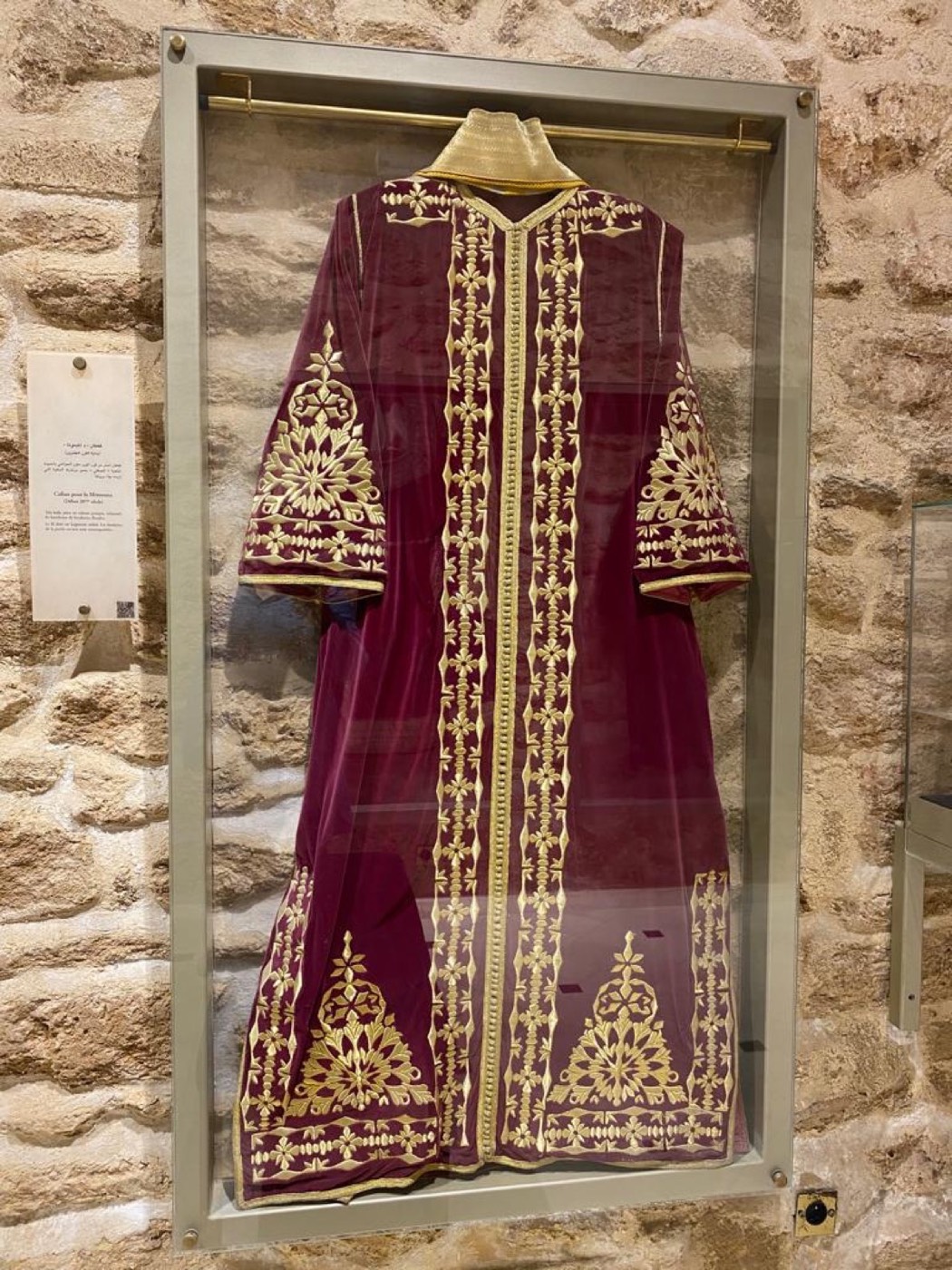 Caftan d'apparat en velours bordeaux brodé d'or