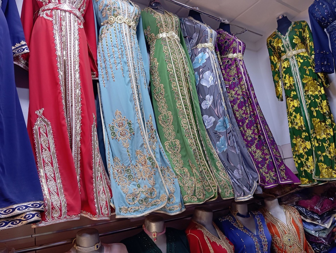 Caftans colorés suspendus en boutique