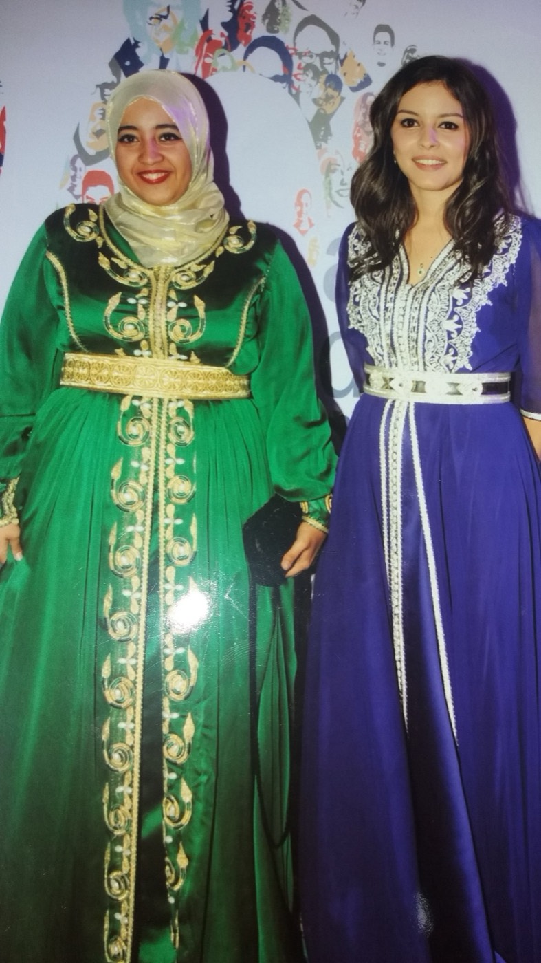 Deux femmes en caftans émeraude et bleu nuit