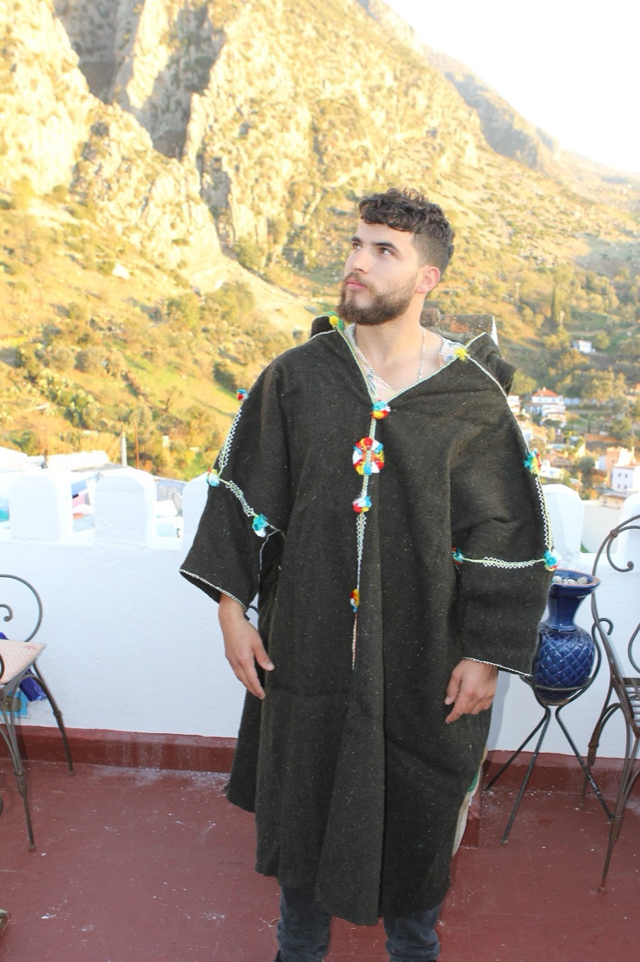 Homme portant une djellaba noire à Chefchaouen