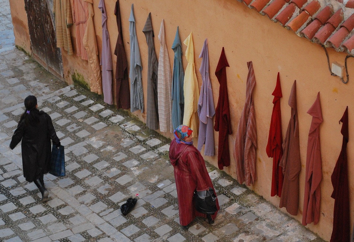 Djellabas suspendues dans une ruelle