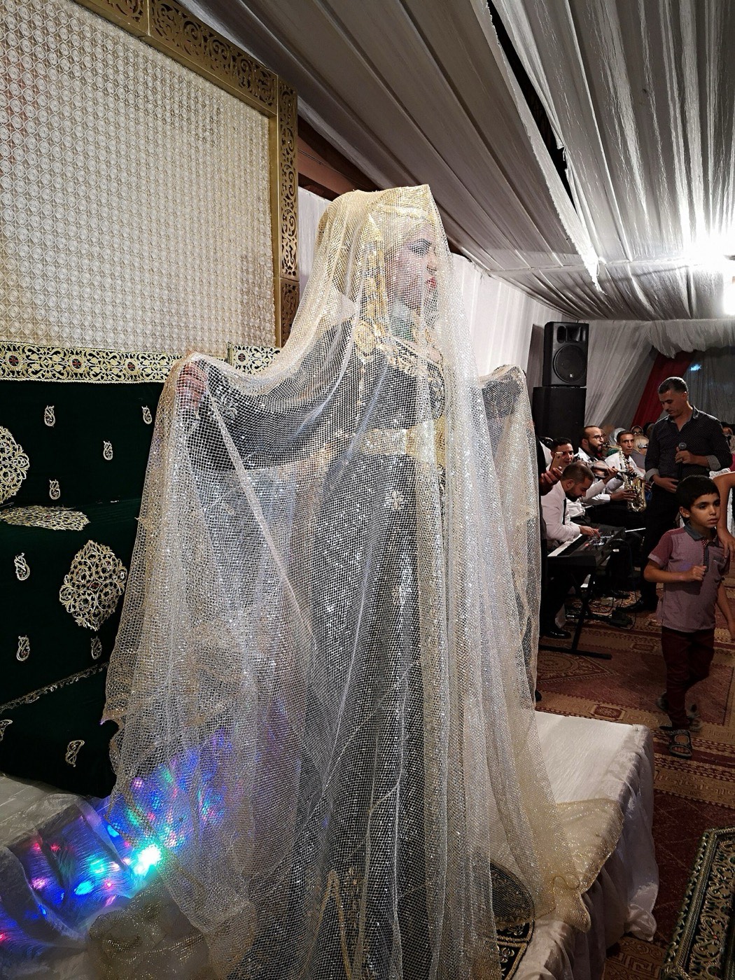 Mariée marocaine sous un voile doré