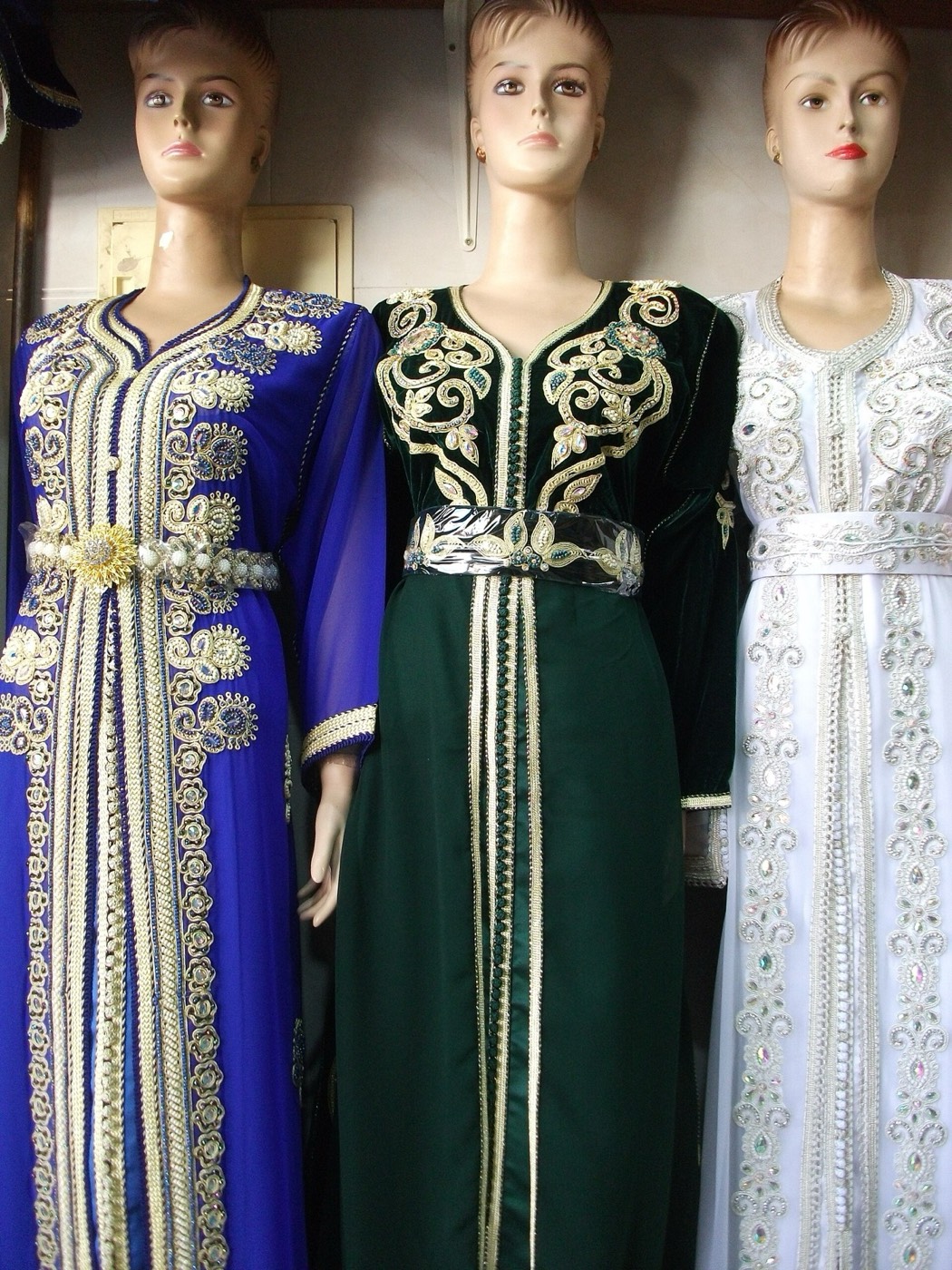 Takchitas brodées sur mannequins