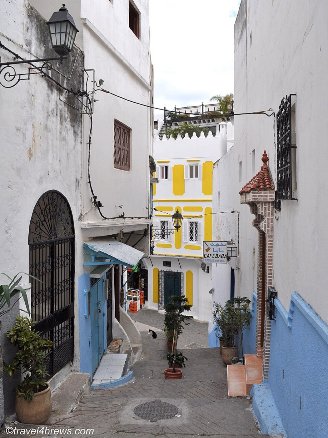 Ruelle bleue et jaune de la médina de Tanger